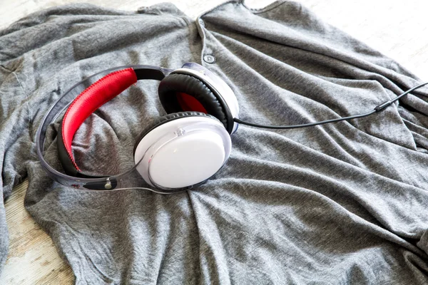 Auriculares en una camisa —  Fotos de Stock